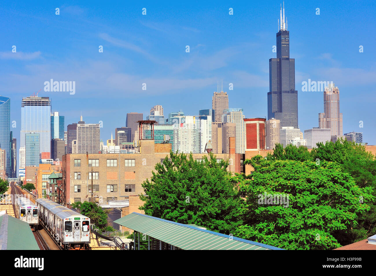 Une ligne rose en direction ouest et une ligne verte en direction de trains de transport en commun rapide rencontrez en voyageant le long de la Lake Street Line de Chicago. Banque D'Images
