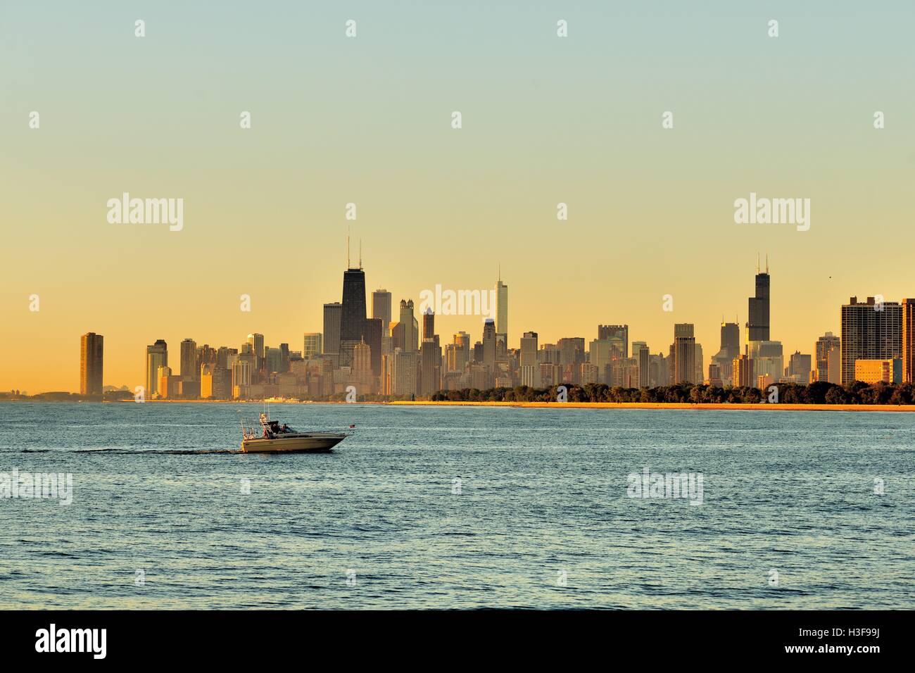 Avec la densité de l'horizon de Chicago en toile de fond, une embarcation de plaisance, s'oriente vers le port de Montrose. Banque D'Images