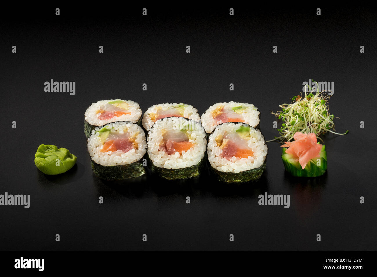 Petit ensemble rouleaux de sushi décoré de salade d'algues et wasabi Banque D'Images