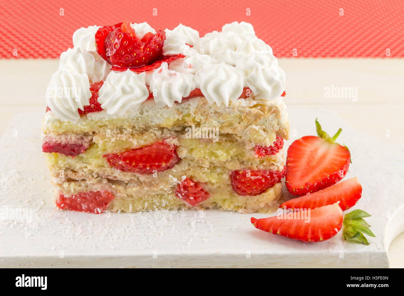 Gâteau aux fruits sucrés faits maison avec des fraises fraîches Banque D'Images