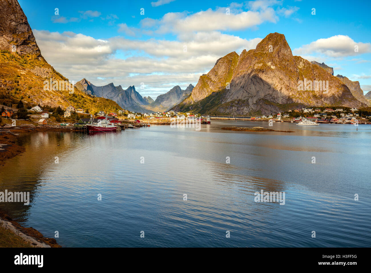 Le village de pêcheurs de reine avec ciel bleu, plage rocheuse, Lofoten, Norvège Banque D'Images