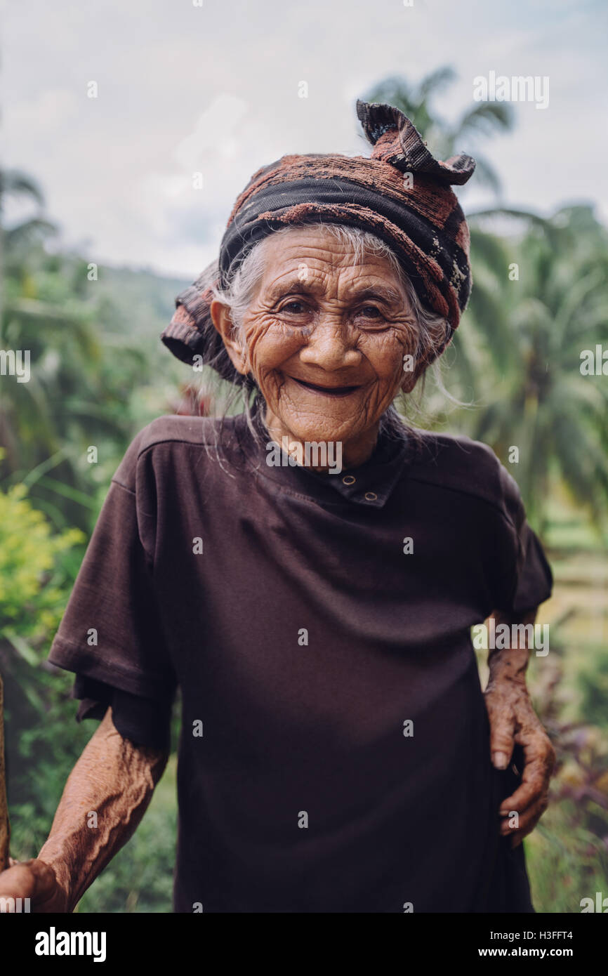 Portrait de vieille femme debout à l'extérieur et smiling at camera. Femme senior avec de beaux sourire sur son visage. Banque D'Images