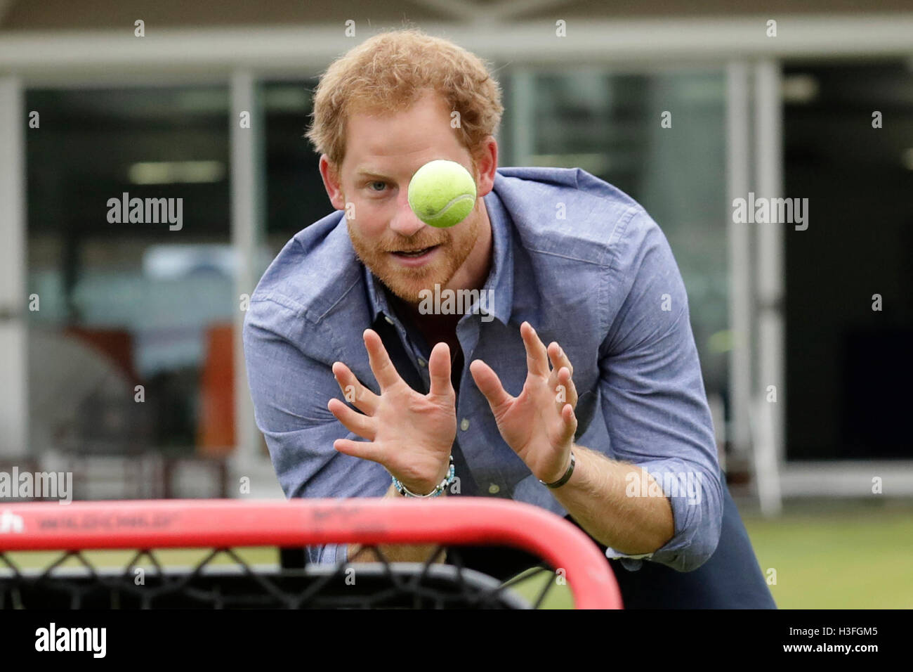 Le prince Harry prend part à un exercice des compétences à Lord's Cricket Club à Londres comme il apprend à propos de la base Coach coaching sportif apprentissage qui grils avec des jeunes qui ont peu de possibilités, et les forme à être des entraîneurs sportifs, des modèles positifs et des mentors. Banque D'Images