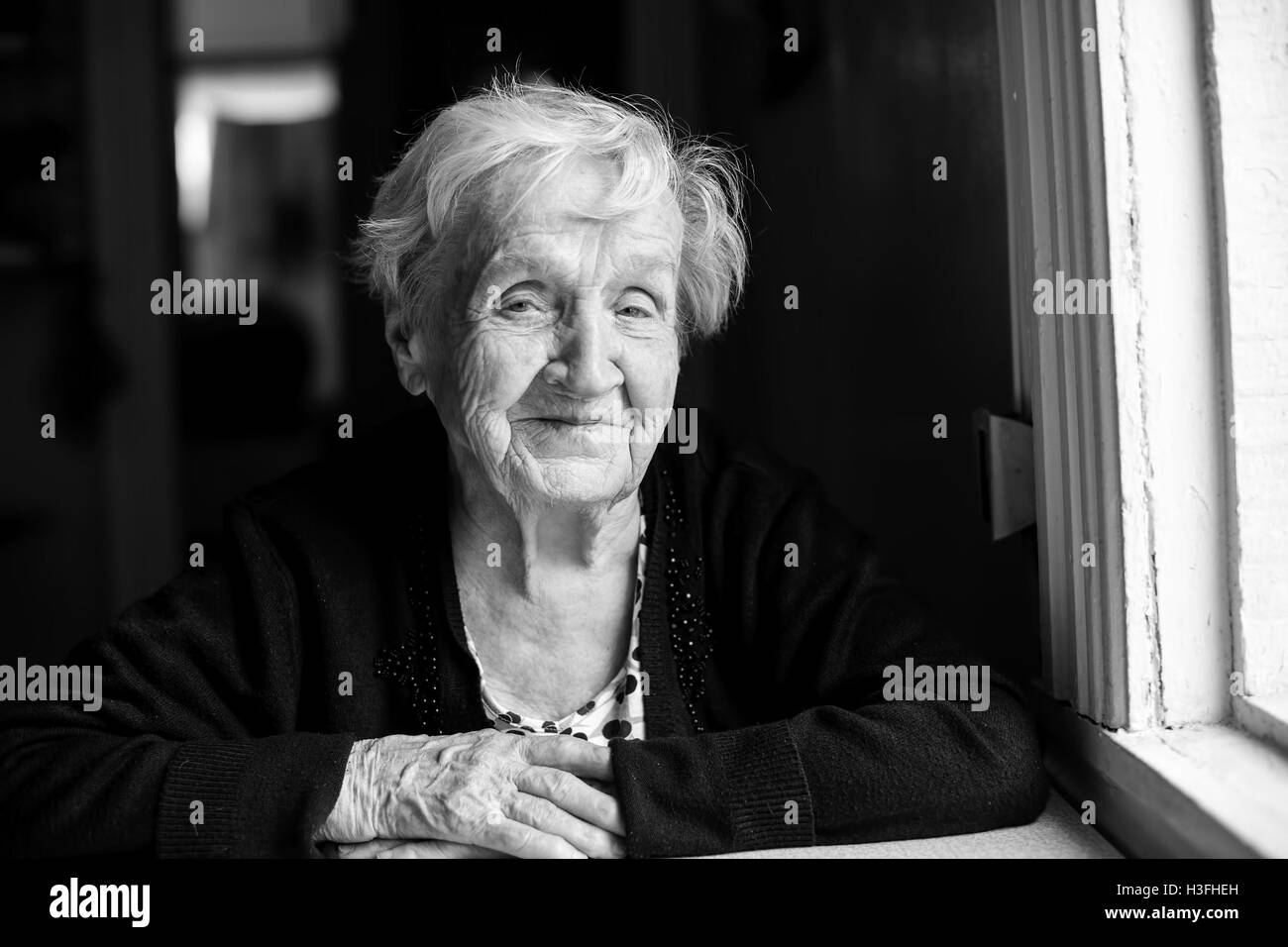 Une femme âgée portrait noir et blanc. Banque D'Images