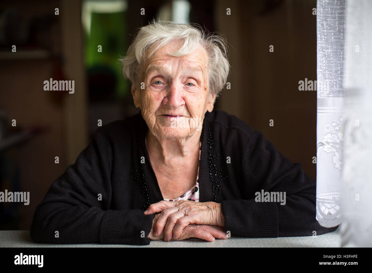 Portrait d'une femme âgée de près. Banque D'Images