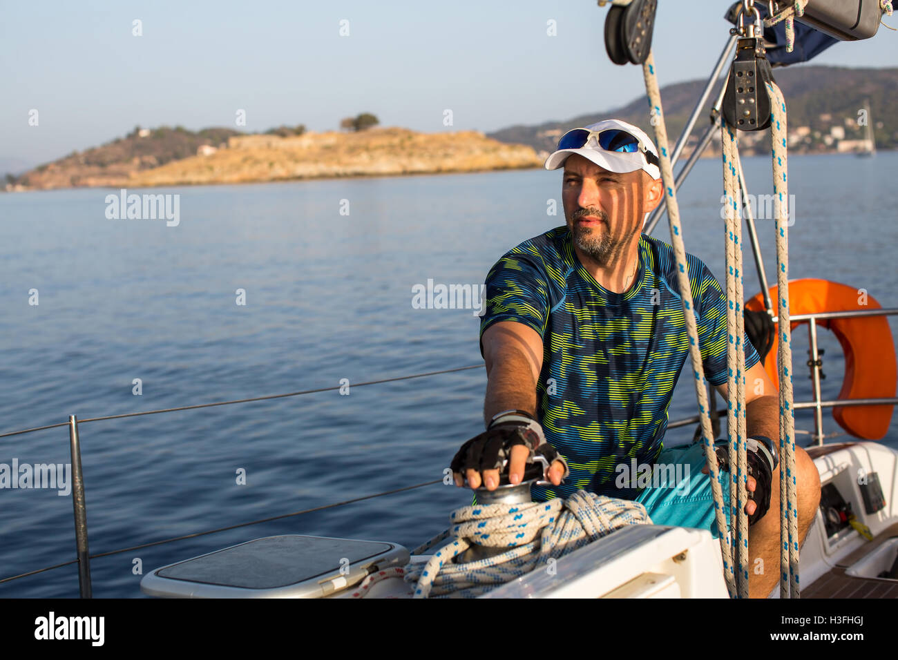 Skipper sur son yacht à voile. La voile sur la mer. Banque D'Images