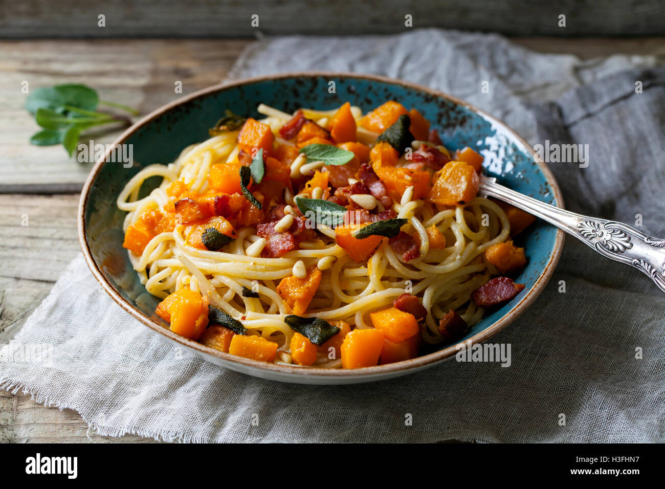 Spaghetti à la courge et à la sauge rôti Banque D'Images