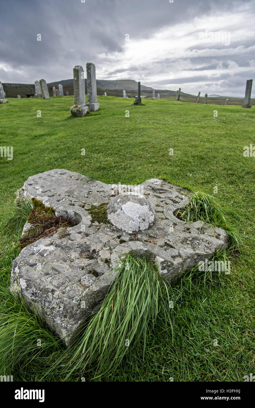 Vieille cassée croix celtique sur le cimetière de Kilmuir, île de Skye, en Écosse, les Highlands écossais Banque D'Images