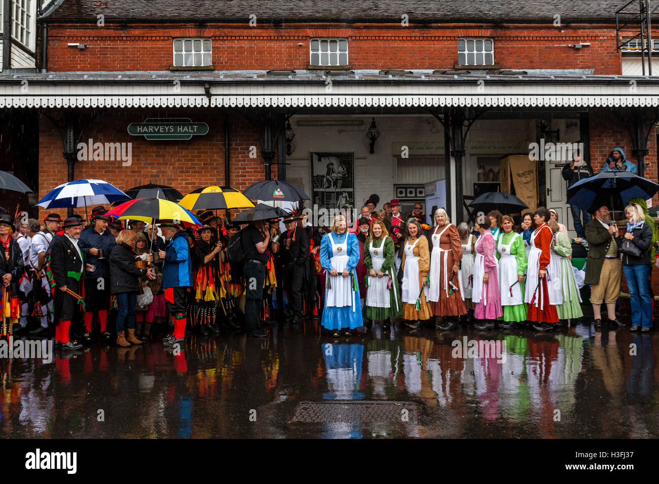 Les noeuds de danseurs Morris femelle peut attendre d'effectuer à la 'Dancing' dans l'ancien événement tenu à Lewes, dans le Sussex, UK Banque D'Images