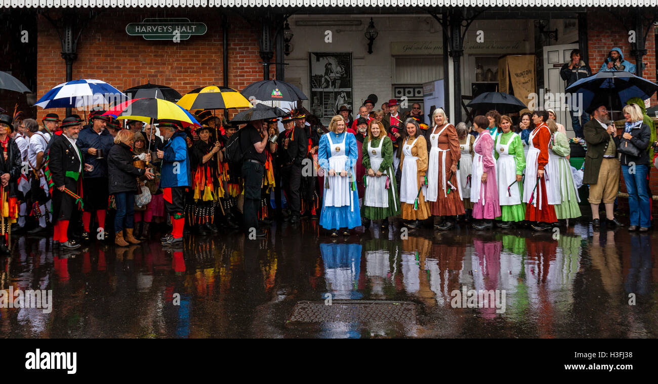 Les noeuds de danseurs Morris femelle peut attendre d'effectuer à la 'Dancing' dans l'ancien événement tenu à Lewes, dans le Sussex, UK Banque D'Images