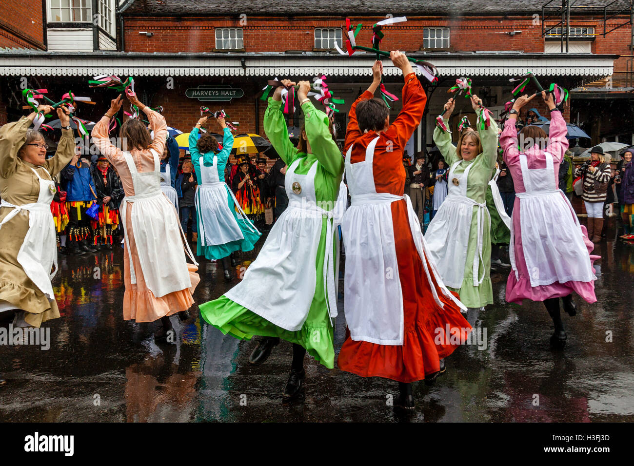 Les noeuds de mai Femmes Morris Dancers Performing Au 'Dancing dans l'ancien" qui a lieu chaque année dans la région de Lewes, dans le Sussex, UK Banque D'Images