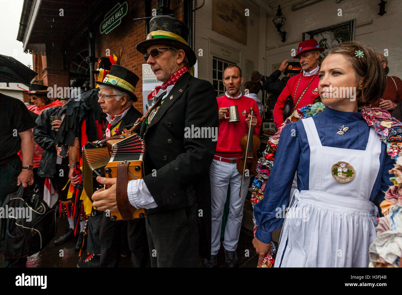Les musiciens jouent des chansons traditionnelles pour la danse Morris Men Au 'Dancing dans l'ancien' Festival, Lewes, dans le Sussex, UK Banque D'Images