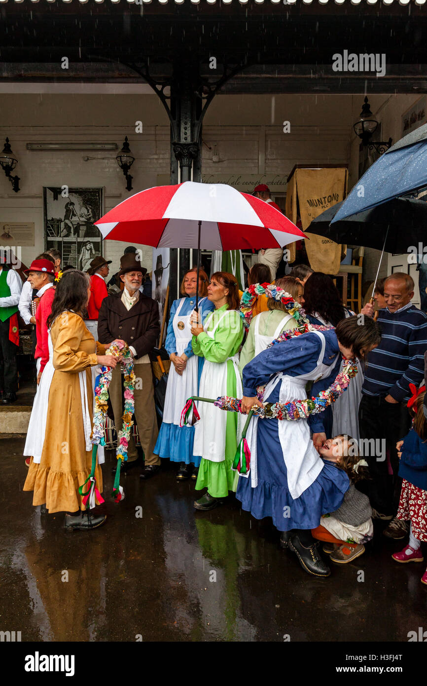 Un enfant se cache sous la robe d'une femme Morris danseuse au 'Dancing dans l'ancien, la brasserie Harveys, Lewes, dans le Sussex, UK Banque D'Images