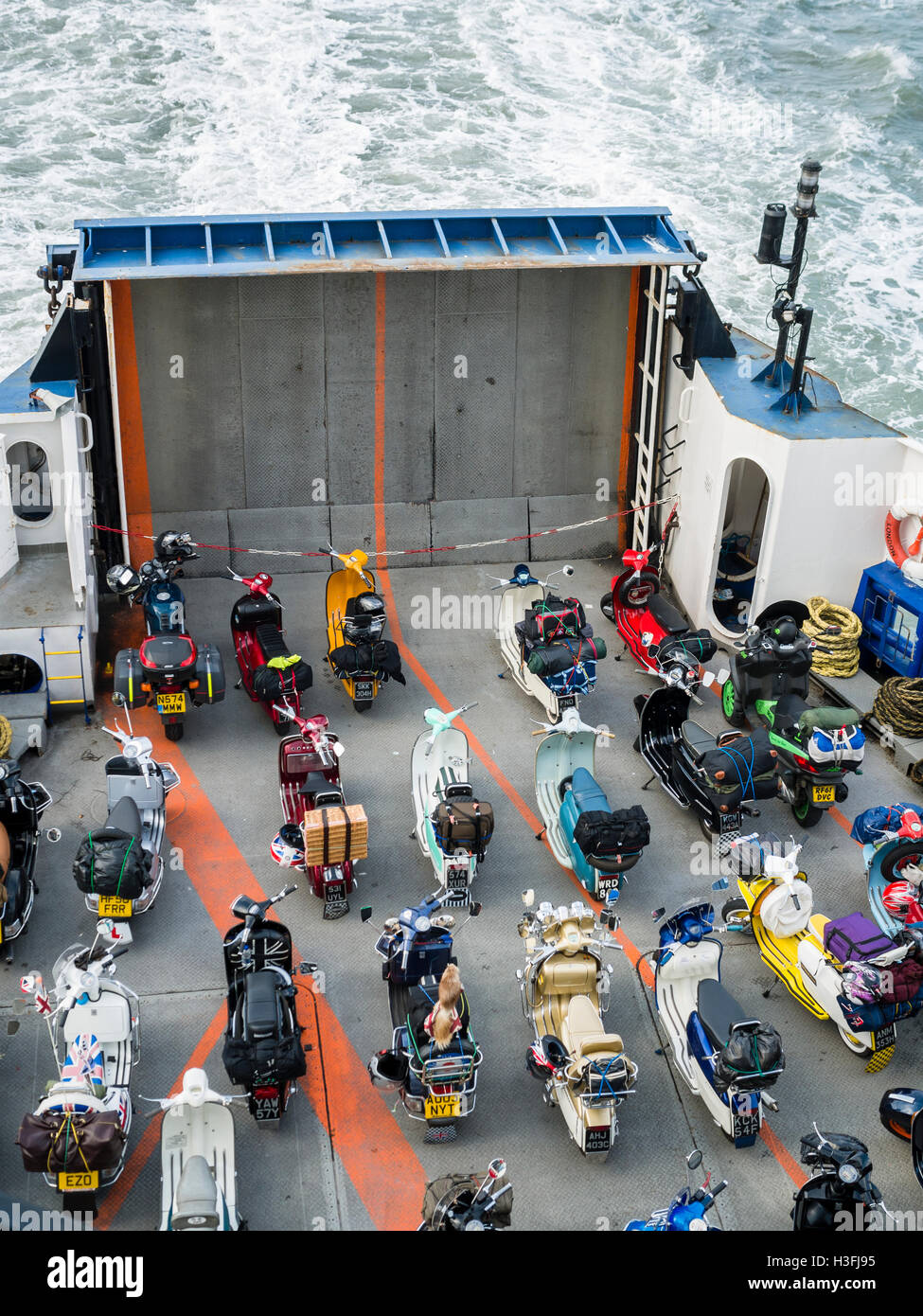 Scooters alignés à bord d'un traversier, Portsmouth, Angleterre Banque D'Images