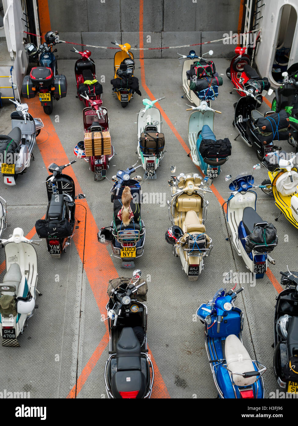 Scooters alignés à bord d'un traversier, Portsmouth, Angleterre Banque D'Images
