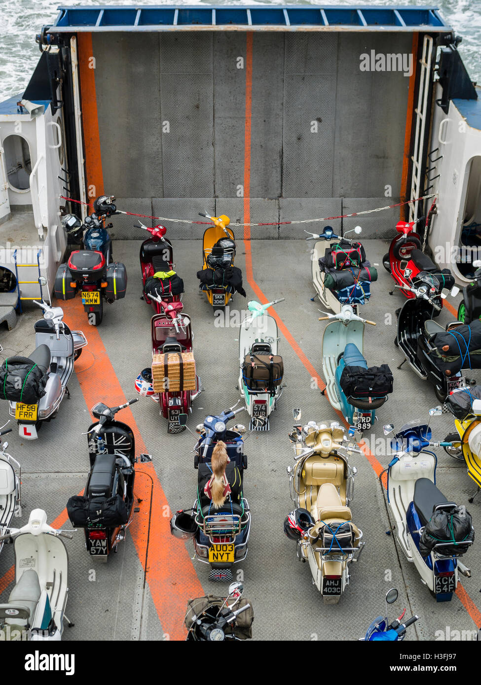 Scooters alignés à bord d'un traversier, Portsmouth, Angleterre Banque D'Images