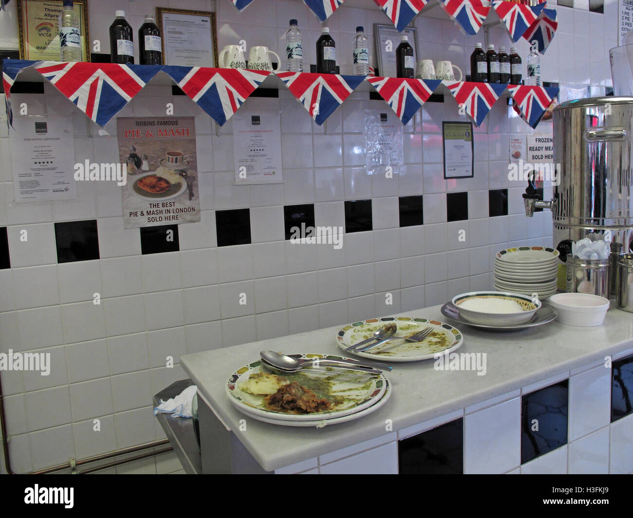 L'intérieur traditionnel Robins Pie & Mash, Ilford Essex, Grand Londres, Angleterre, les plaques sales Banque D'Images