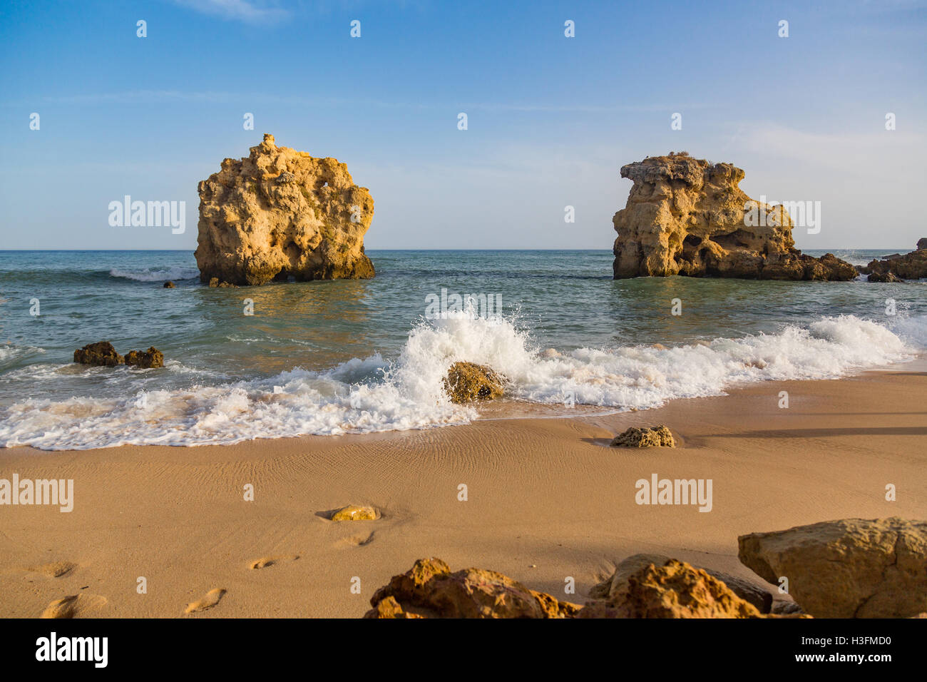 Praia do Sao Rafael. plage sur côte de l'algarve près de Albufeira avec vagues rochers Banque D'Images