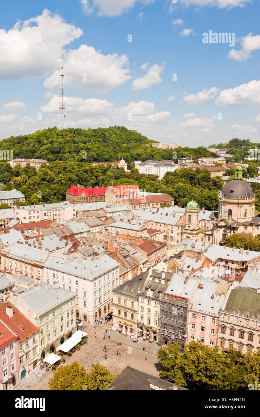 Vue sur la vieille ville et la colline du château à Lviv, Ukraine. Belle journée d'été à Lviv. Banque D'Images