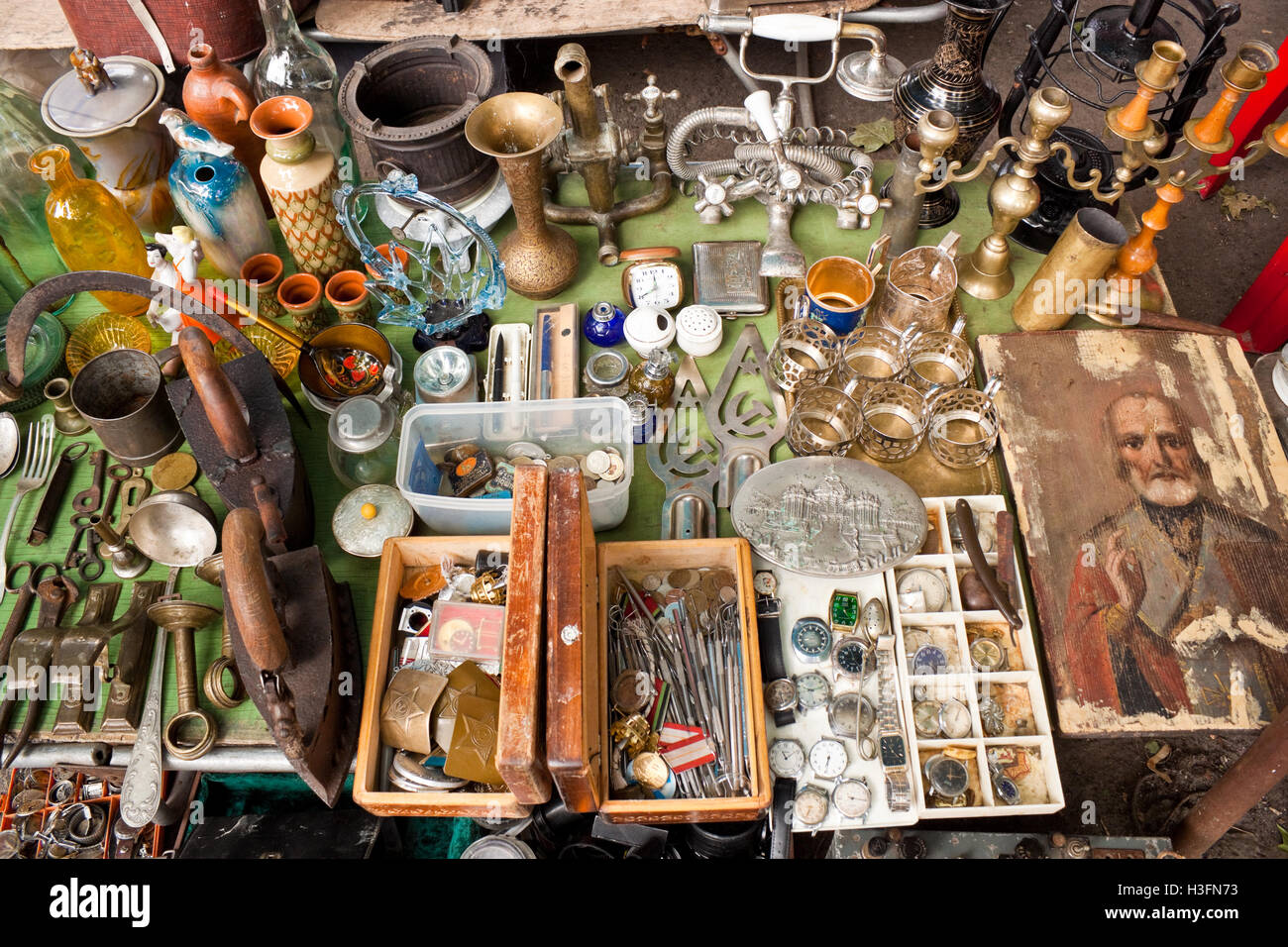 Lviv, Ukraine - le 12 juillet 2015 : Diverses choses à vendre sur un marché aux puces à Lviv, Ukraine Banque D'Images