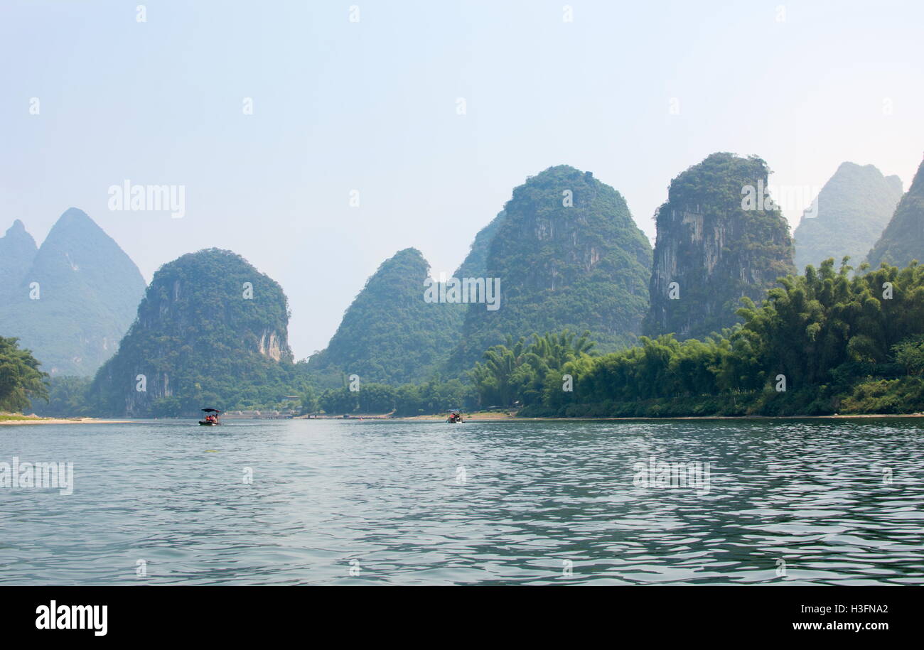 Les roches karstiques et dans la rivière Li Yangshou, Ganxi province Chine Banque D'Images