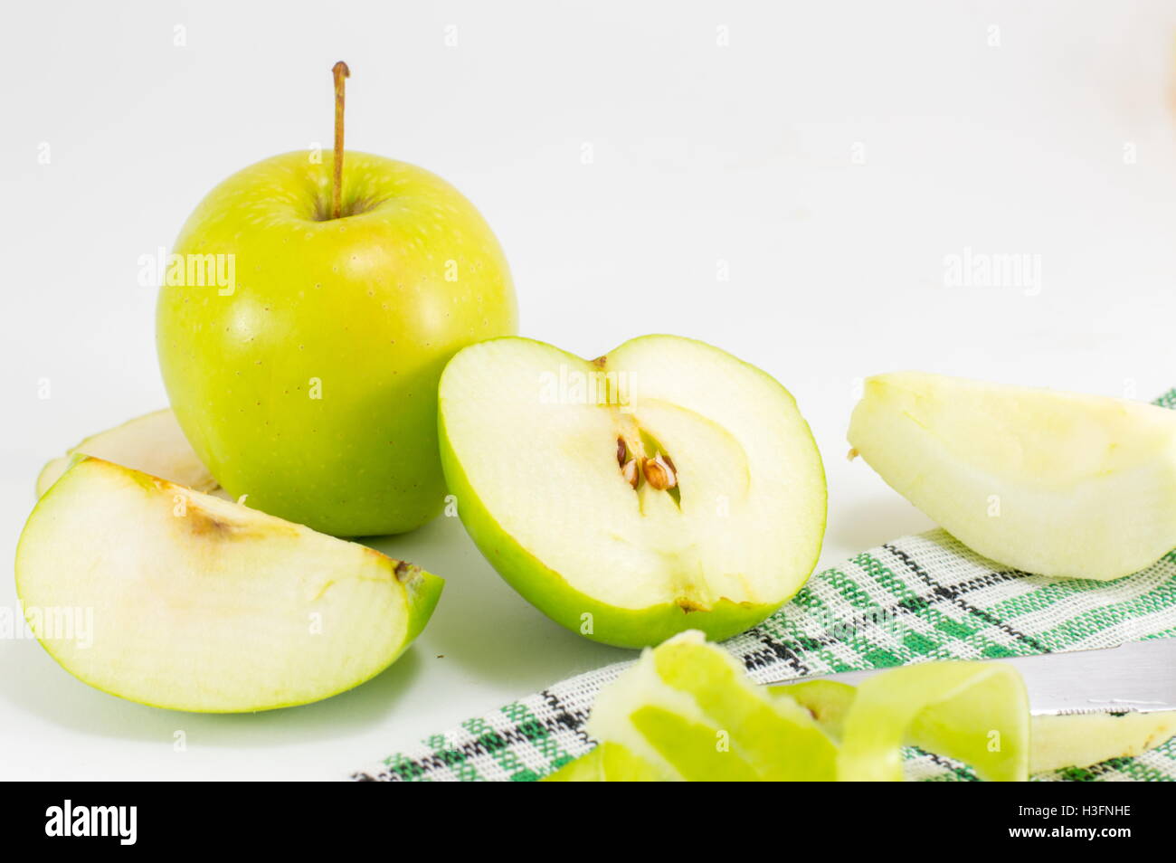 Ensemble et les tranches de pomme verte sur fond blanc Banque D'Images