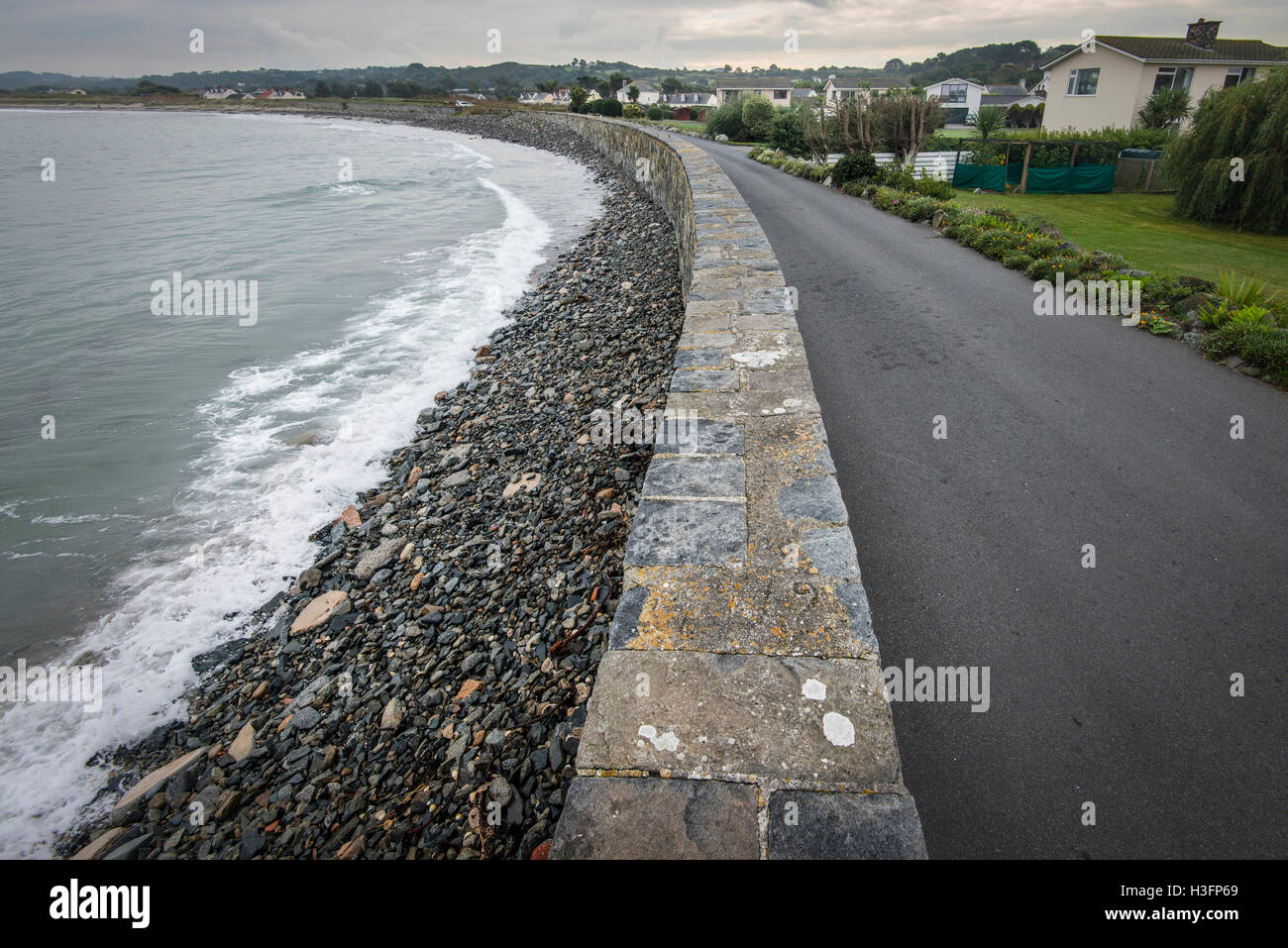 Mur de la mer zone résidentielle de protéger des inondations côtières. Banque D'Images