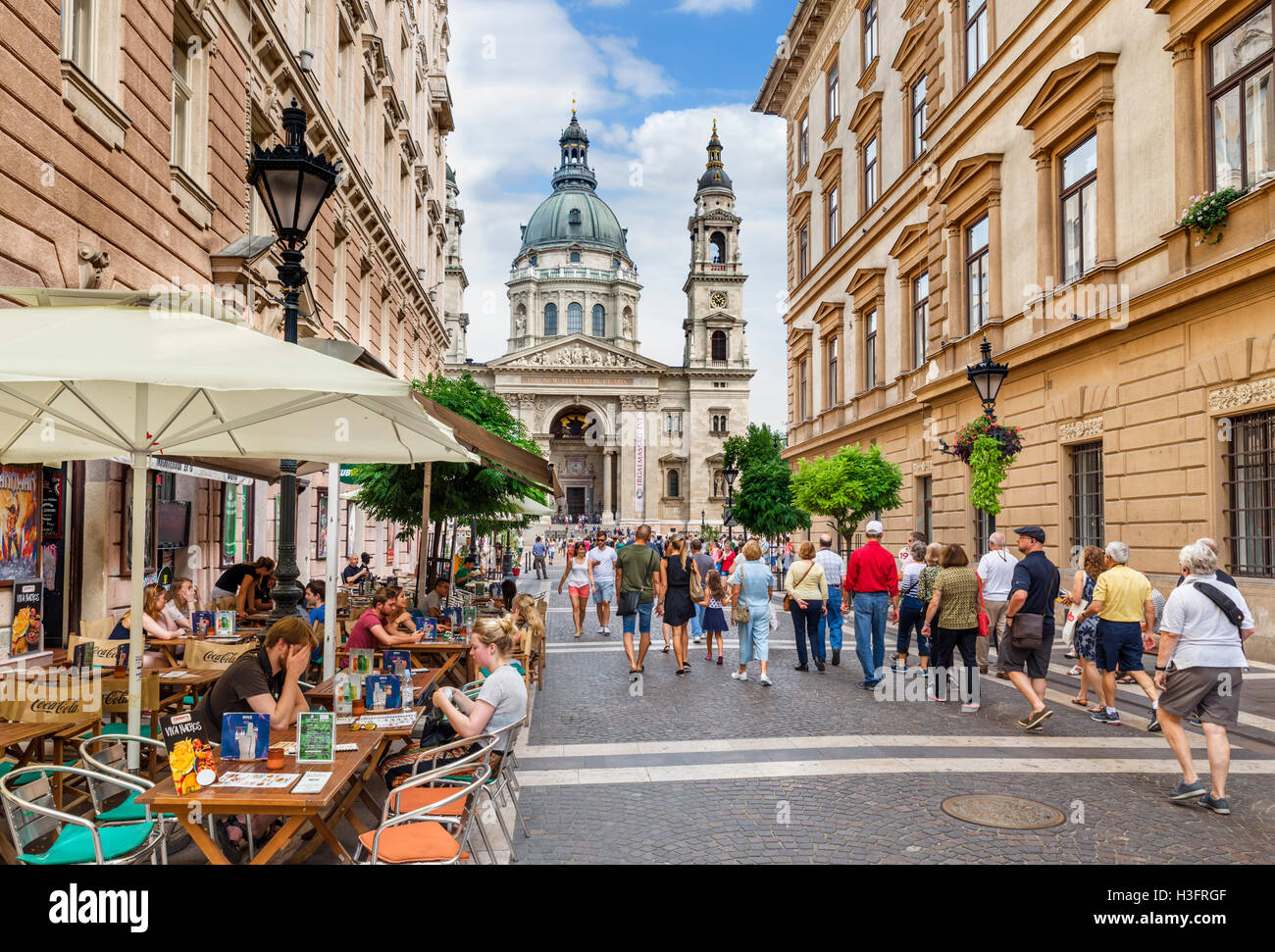 Zrinyi Utca sur café en regardant vers la Basilique de St Stephen, le quartier de Lipótváros, Budapest, Hongrie Banque D'Images