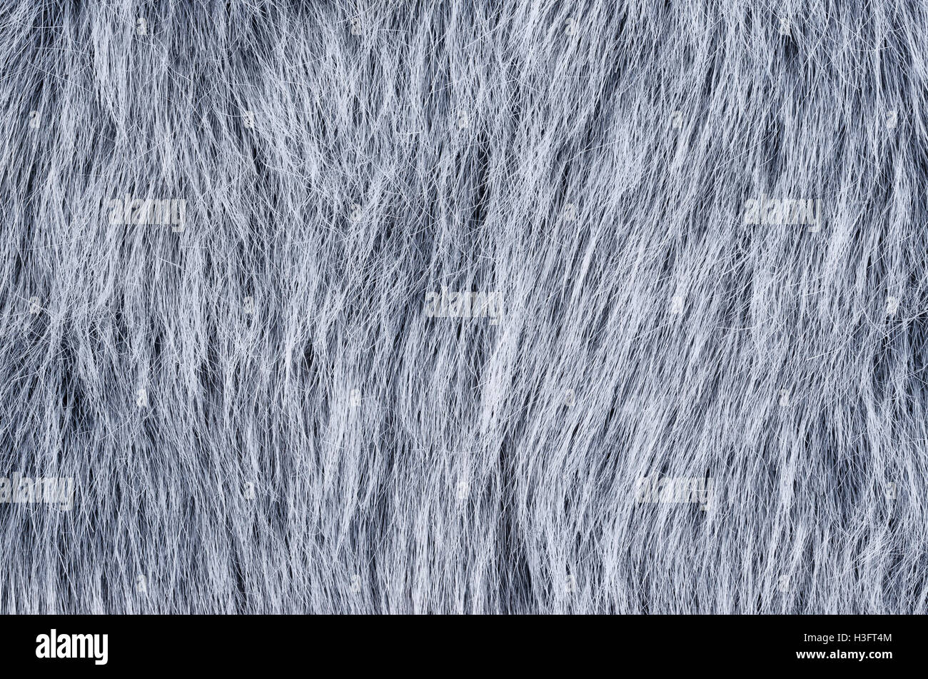 Fausse Fourrure gris à l'horizontale. Même la fausse fourrure loup faits de fibres synthétiques, conçu pour ressembler à fourrure. Fun fur imitation. Banque D'Images