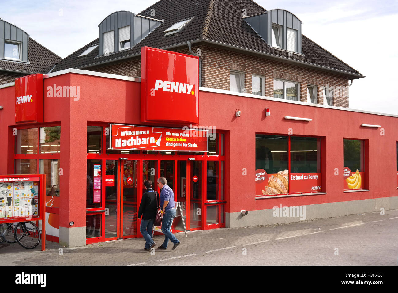 Entrée de Penny commode supermarché au Néerlandais - frontière allemande. Banque D'Images
