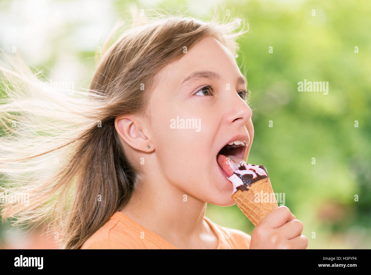 Fille avec de la crème glacée Banque D'Images