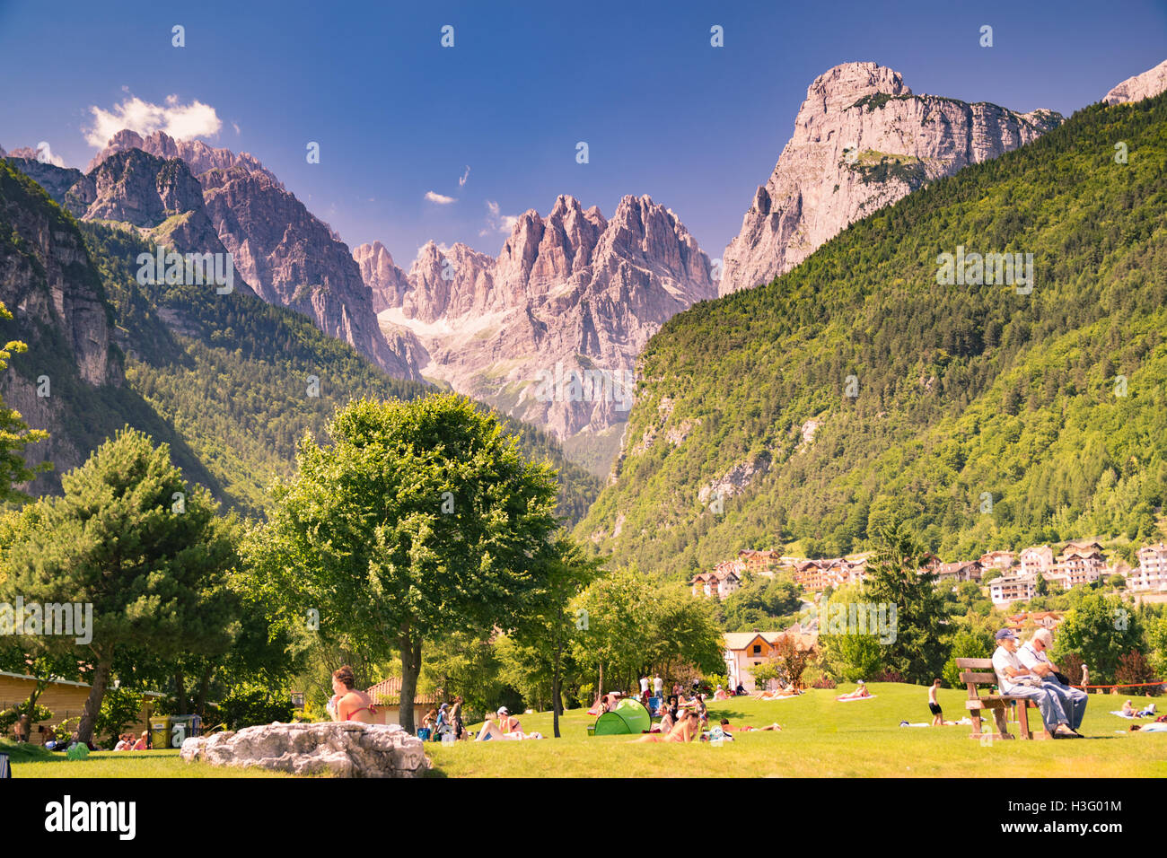 Molveno, Italie - 10 juin 2015 : une vue sur les Dolomites, les Alpes italiennes célèbres dans le monde entier. Banque D'Images