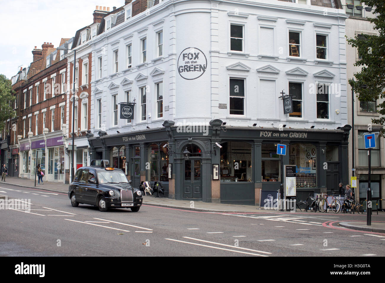 Sur la Fox pub vert vert noir Islington taxi cab rue déserte Banque D'Images