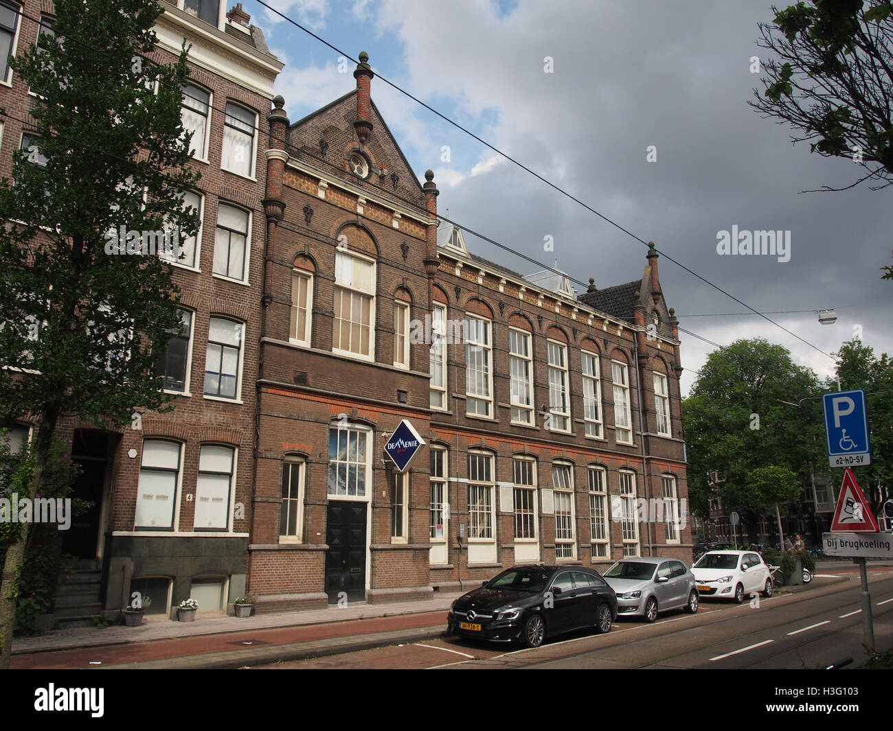 Cette image montre Marnixstraat 2, une rue au cœur d'Amsterdam. La photographie capture les caractéristiques architecturales du bâtiment et le paysage urbain de cette partie historique de la ville. Banque D'Images