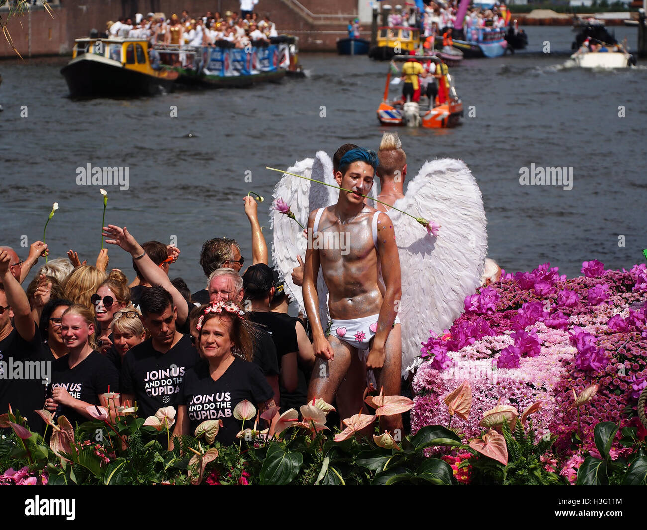 Une image vibrante de la Pride canal Parade 2016, mettant en valeur la célébration colorée et inclusive de la fierté et de la diversité LGBTQ+ le long des canaux d'Amsterdam. Banque D'Images