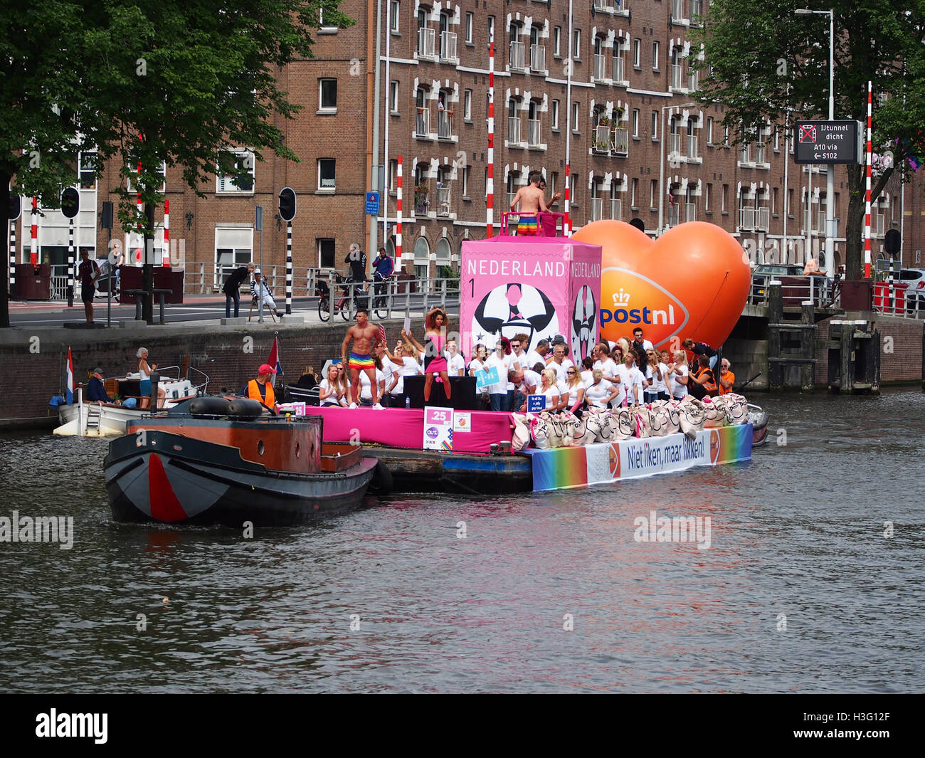 La Pride canal Parade 2016 à Amsterdam a célébré la diversité et l’inclusion avec des chars vibrants et des affichages colorés, soulignant l’importance des droits et de la visibilité LGBTQ+. Banque D'Images