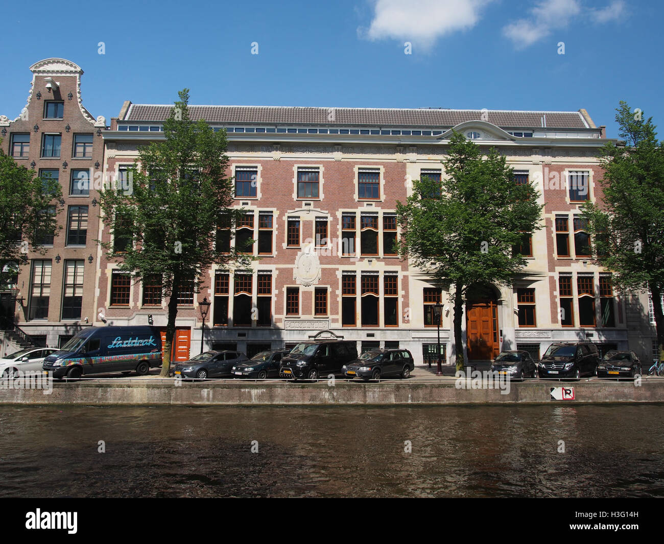 Herengracht 537 est un bâtiment historique situé le long de l'un des canaux les plus célèbres d'Amsterdam. Le bâtiment est une partie importante de l'histoire architecturale de la ville, reflétant l'âge d'or d'Amsterdam au XVIIe siècle. Banque D'Images