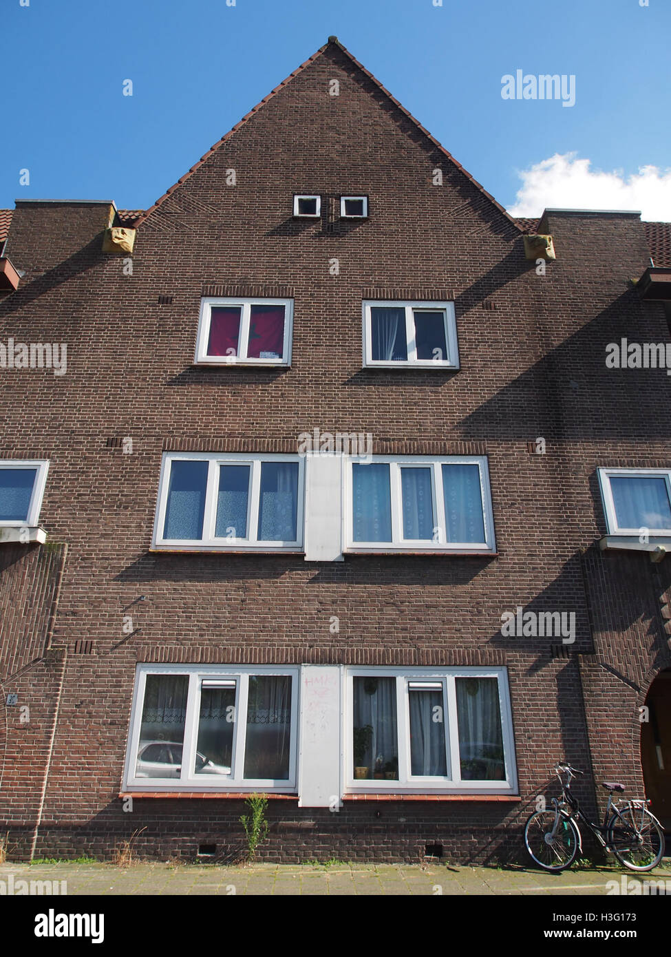 Adelaarsweg est une route située aux pays-Bas, plus précisément dans la région de Rotterdam. Le nom 'Adelaarsweg' se traduit par 'Eagle's Way', faisant probablement référence à la faune locale ou aux caractéristiques géographiques de la région. Banque D'Images