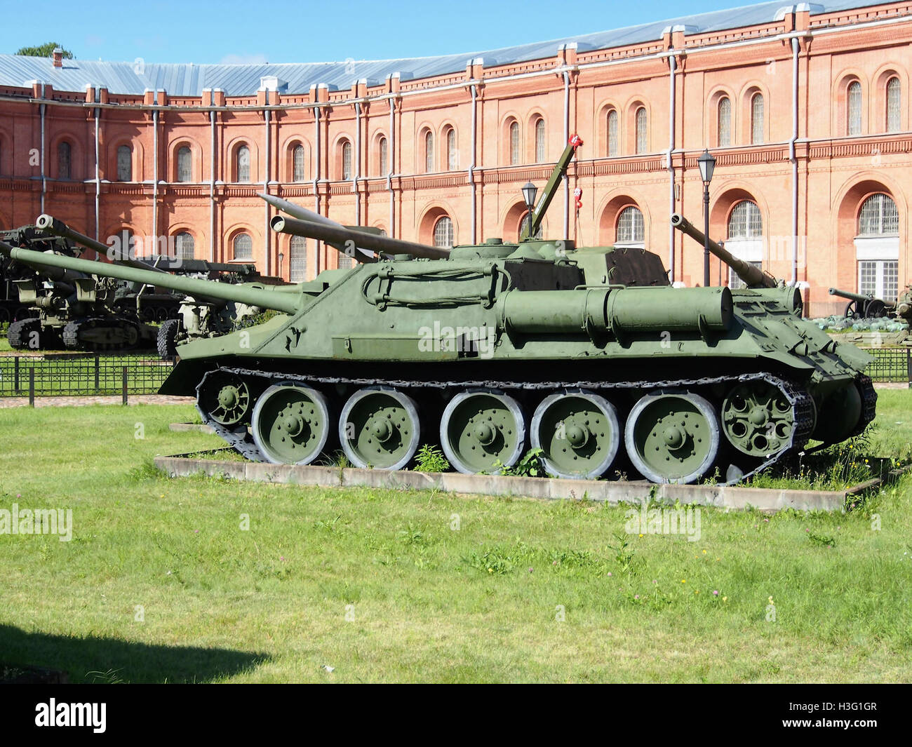 Le su-100, un canon automoteur soviétique, est exposé au Musée de l'artillerie de Saint-Pétersbourg. Ce véhicule blindé, utilisé pendant la seconde Guerre mondiale, est connu pour son puissant canon de 100 mm, qui était un atout important dans le combat. Banque D'Images