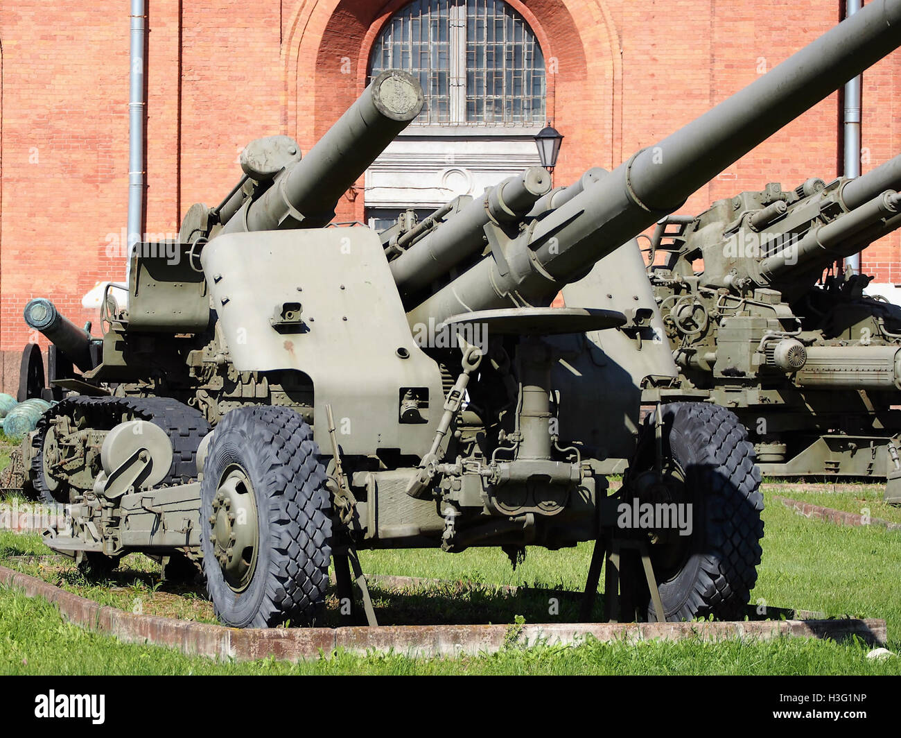L'obusier 2A65 Msta-B de 152 mm est un système d'artillerie automoteur russe, utilisé pour le bombardement à longue portée. Il fait partie de l'arsenal d'artillerie militaire de la Russie, conçu pour une précision et une puissance de feu élevées. Banque D'Images