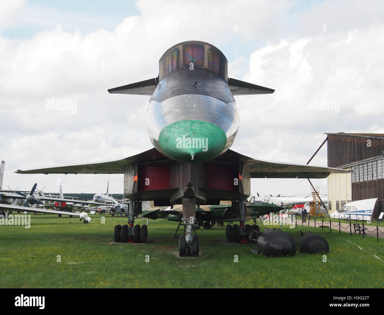 Le Sukhoi T-4, également connu sous le nom de « Sukhoi 101 », est un avion expérimental de l'ère soviétique exposé au Central Air Force Museum, présentant la technologie aéronautique avancée de l'ère de la Guerre froide. Banque D'Images