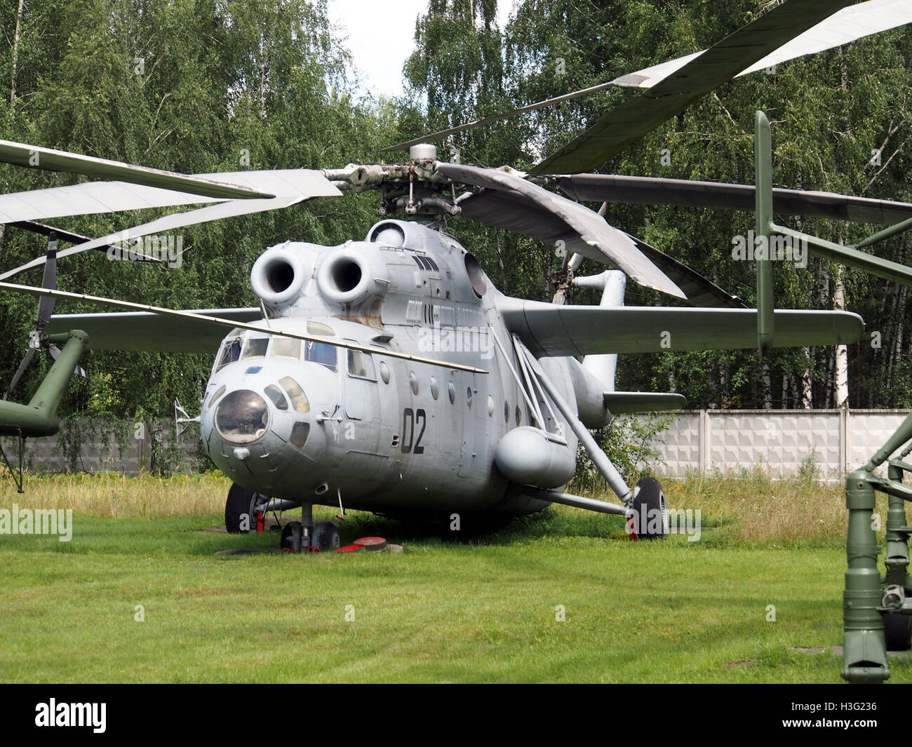 Cette photographie capture un hélicoptère Mil Mi-6 exposé au Central Air Force Museum de Monino. Le Mi-6 est un hélicoptère de transport lourd soviétique, connu pour sa taille et sa capacité de chargement. L'image fait partie de la collection du musée sur l'histoire de l'aviation, présentant la technologie militaire de l'époque de la guerre froide. Banque D'Images