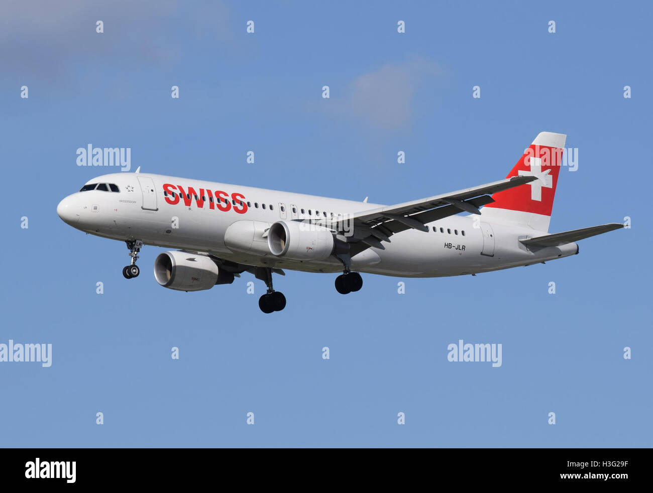 Swiss International Air Lines Airbus A320-200 (HB-JLR) arrive à Londres Heathrow le 11 avril 2015. L'avion fait partie de la flotte suisse, opérant régulièrement sur les routes européennes. Banque D'Images