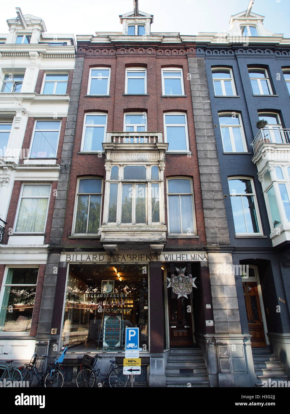 Une photographie de Stadhouderskade 127, un bâtiment historique situé le long du canal à Amsterdam. Connu pour son importance architecturale, le bâtiment fait partie de l'anneau du canal d'Amsterdam datant du XVIIe siècle, site classé au patrimoine mondial de l'UNESCO. Banque D'Images