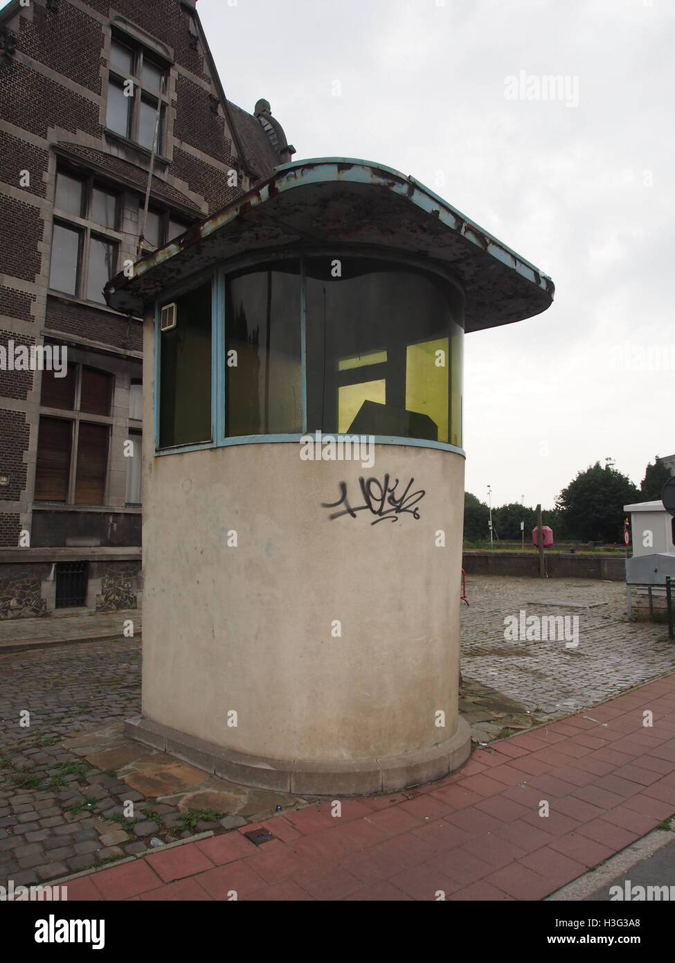 Photographie de la Brugwachtershuisje (maison du gardien du pont) à Royerssluis, située le long de Oosterweelsteenweg. L'image capture la structure pittoresque, une partie de l'infrastructure qui soutient le système de canaux à proximité. Historiquement, ces maisons étaient utilisées pour gérer la circulation sur les voies navigables. Banque D'Images