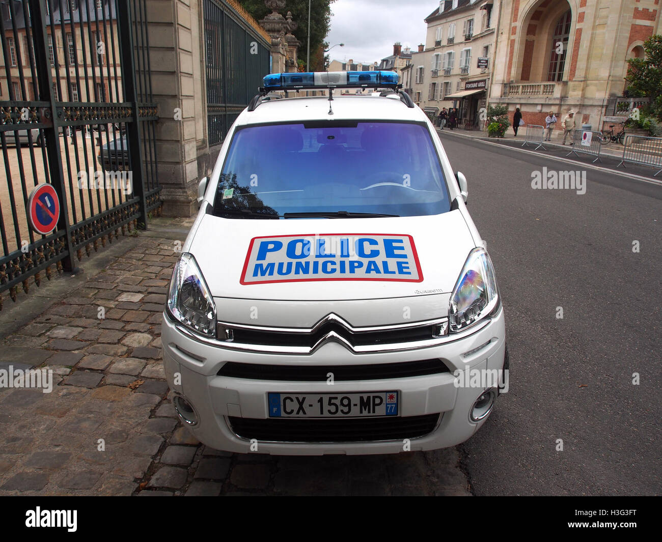 Un véhicule Citroën police municipale à Fontainebleau, France, présentant une voiture de police française utilisée pour l'application de la loi municipale. Banque D'Images