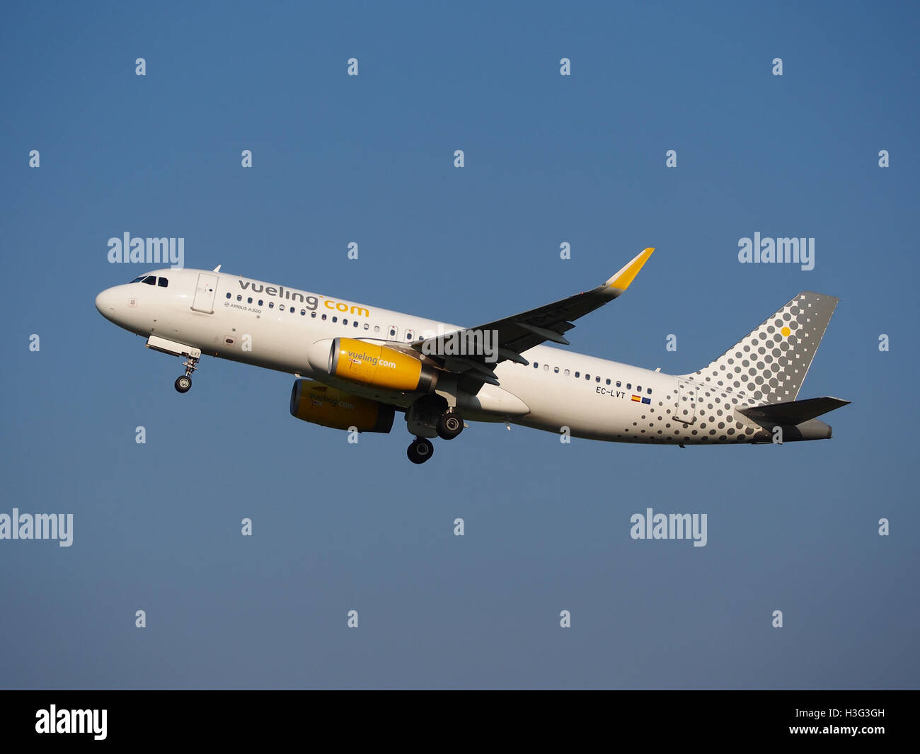 Vueling Airbus A320-232 (WL), immatriculé EC-LVT, numéro de série 5612, décollant de l'aéroport de Schiphol, pays-Bas. Banque D'Images