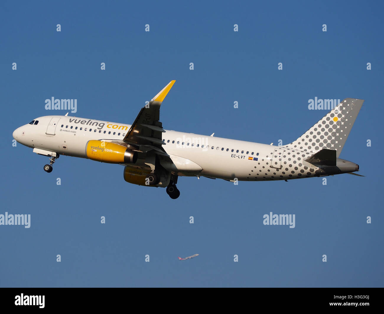 L'EC-LVT, un Airbus A320-232(WL) de Vueling (cn 5612), décolle de l'aéroport de Schiphol. L'image inclut également le LX-VCI, un Boeing 747-8R7F (cn 35822) de Cargolux dans les airs. Banque D'Images