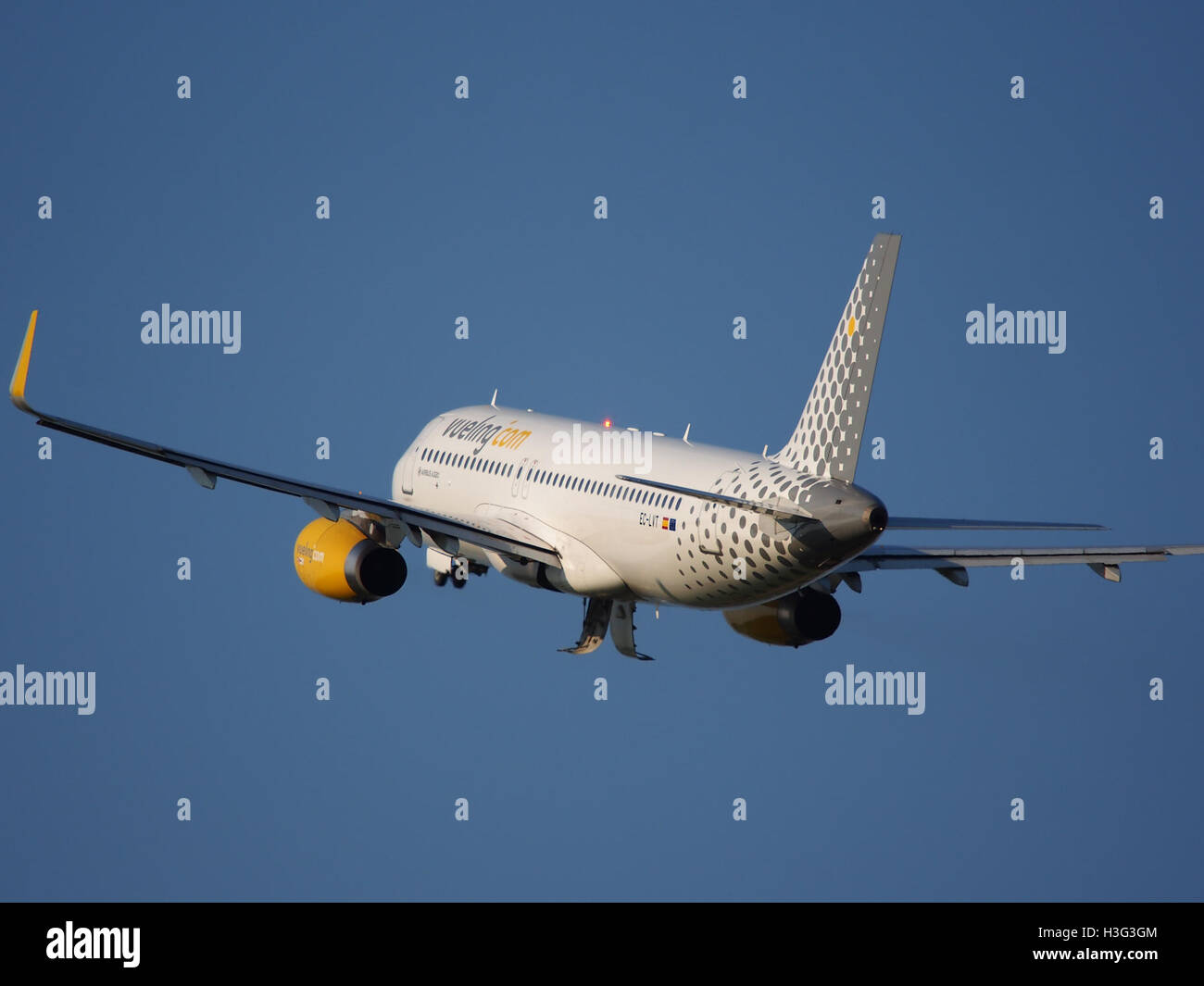 Vueling Airbus A320-232 (WL) EC-LVT, avec le numéro de construction 5612, décollage de l'aéroport de Schiphol, mettant en évidence ses performances de vol. Banque D'Images