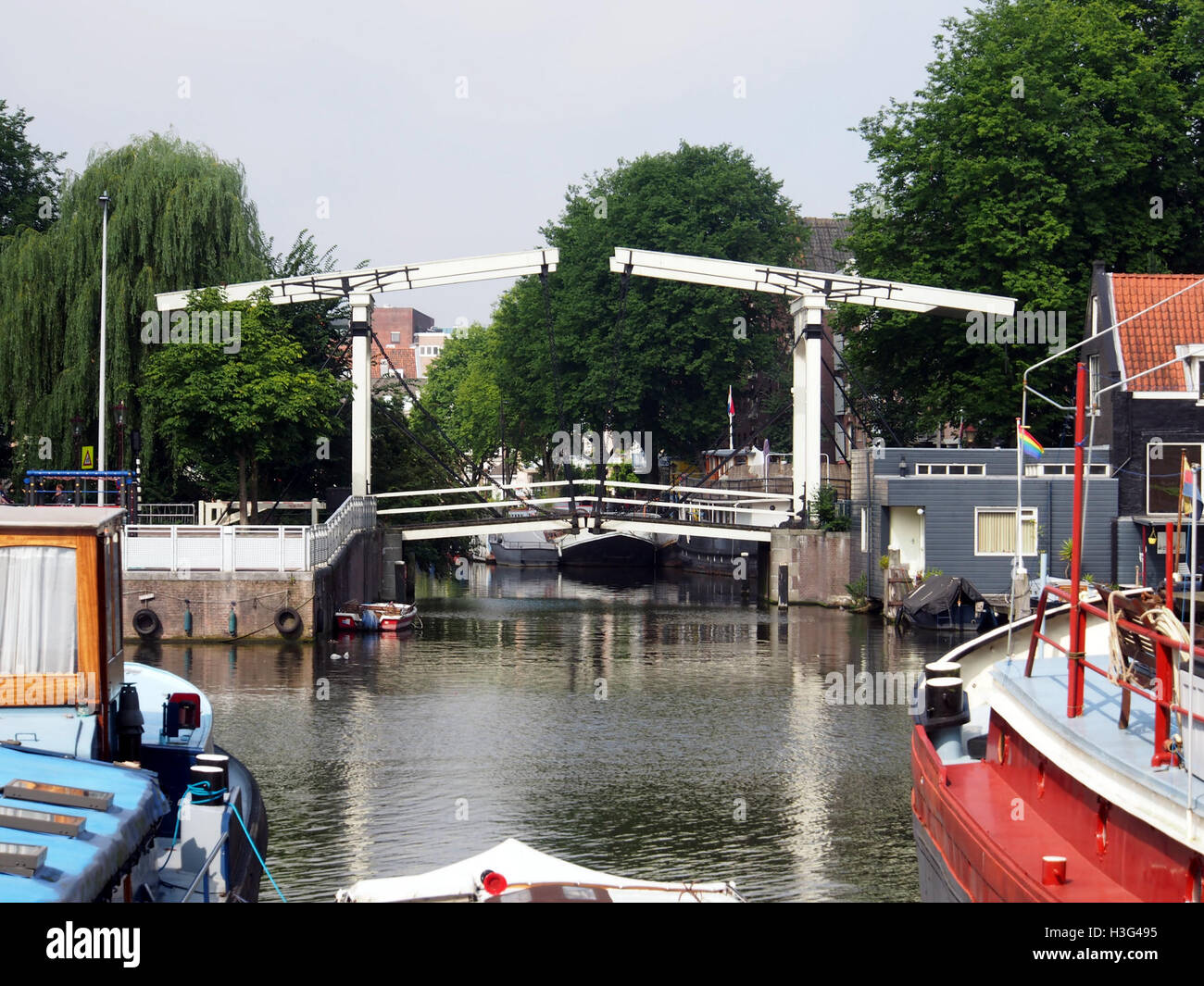 Zandhoeksbrug, un pont historique de Rotterdam, aux pays-Bas, relie deux parties de la ville. Connu pour son importance technique et architecturale, le pont fait partie intégrante du paysage urbain depuis sa construction. Banque D'Images
